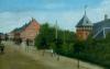 Maleri fra Jernbanegade i Bramming stationsby - Maler: Jørgen Dinnesen 1907 - Tilhører Bramming Egnsmuseum.